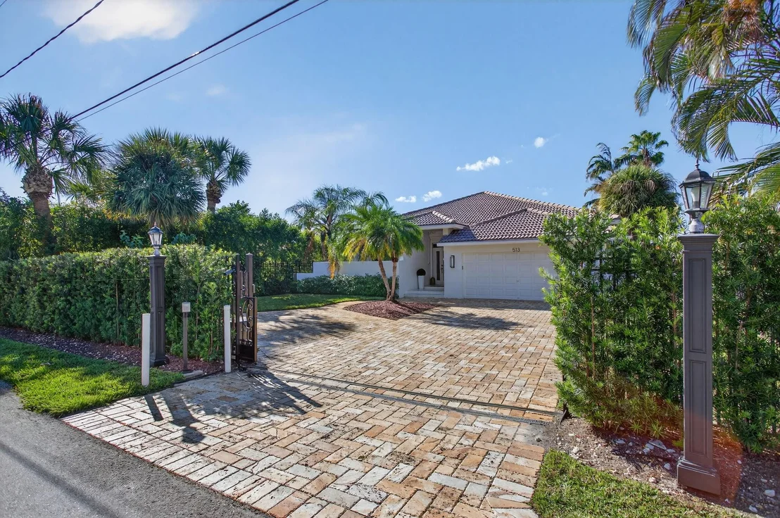 Photo of 513 S Riverside Drive