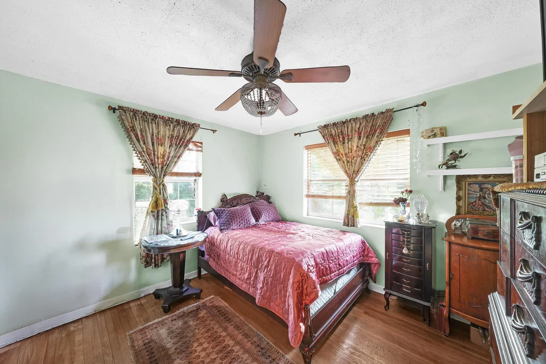 Photo of 910 Sylvan Lane