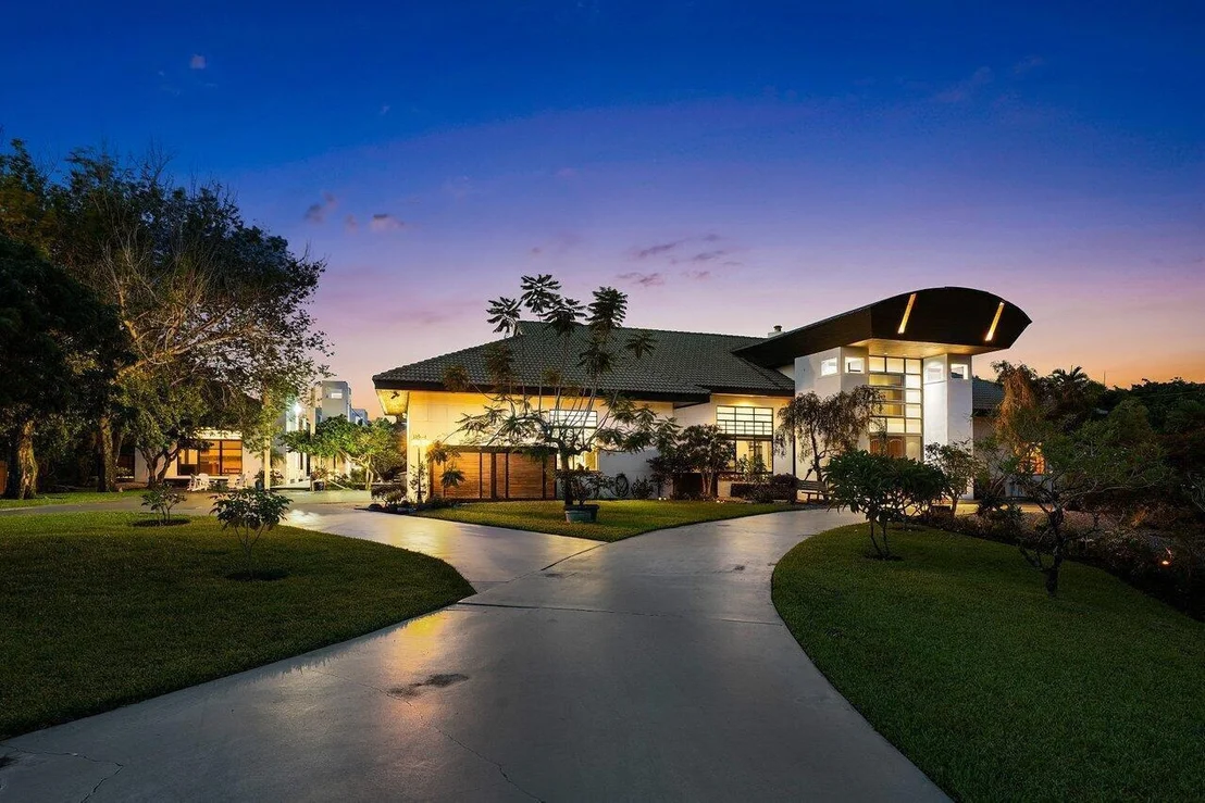 Photo of 8549 SURREY Lane