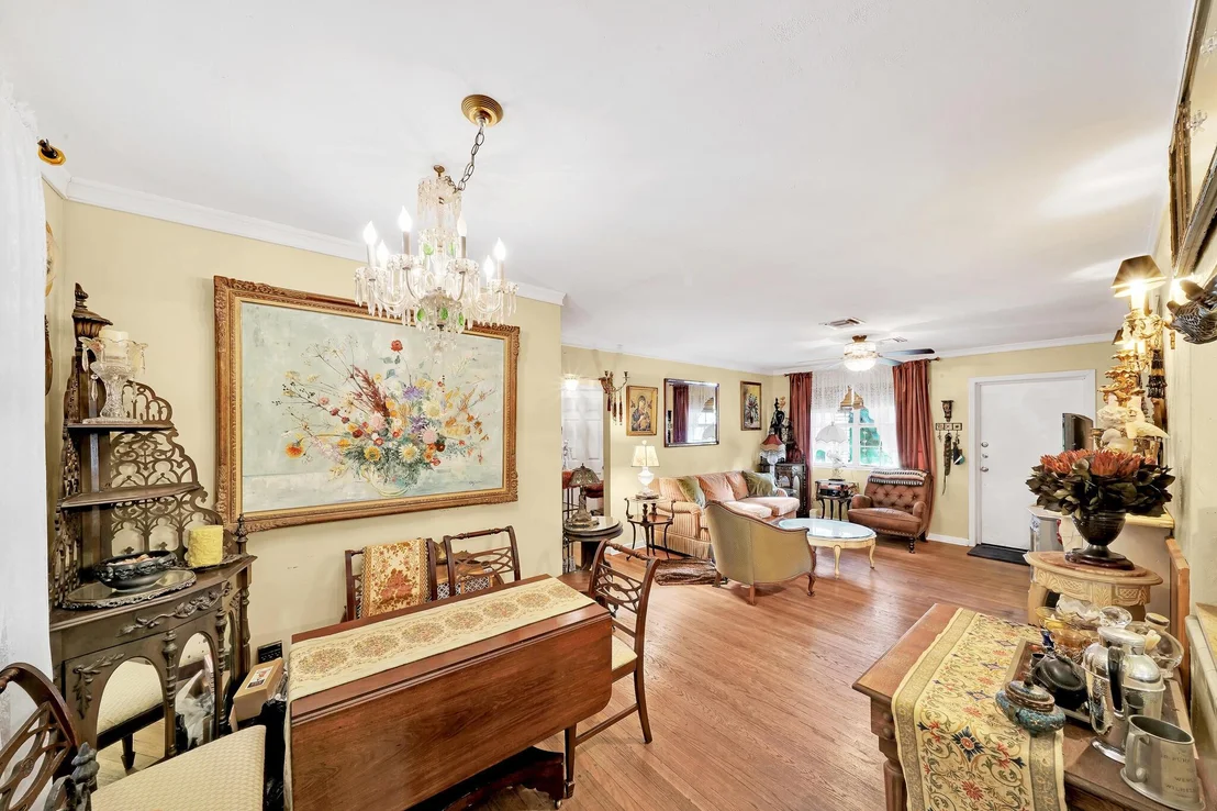 Photo of 910 Sylvan Lane