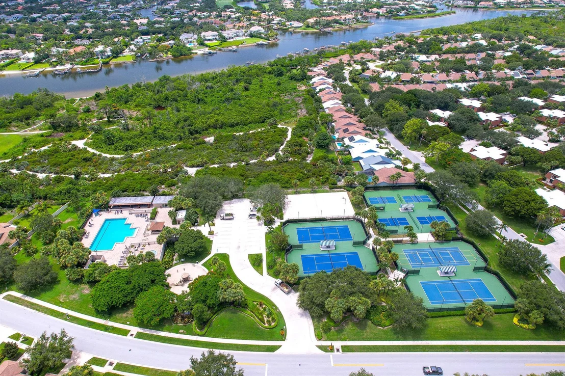 Photo of 418 River Edge Road