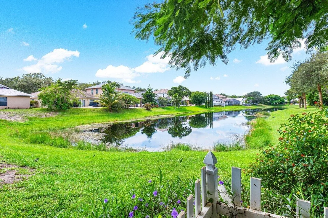 Photo of 542 Canoe Point