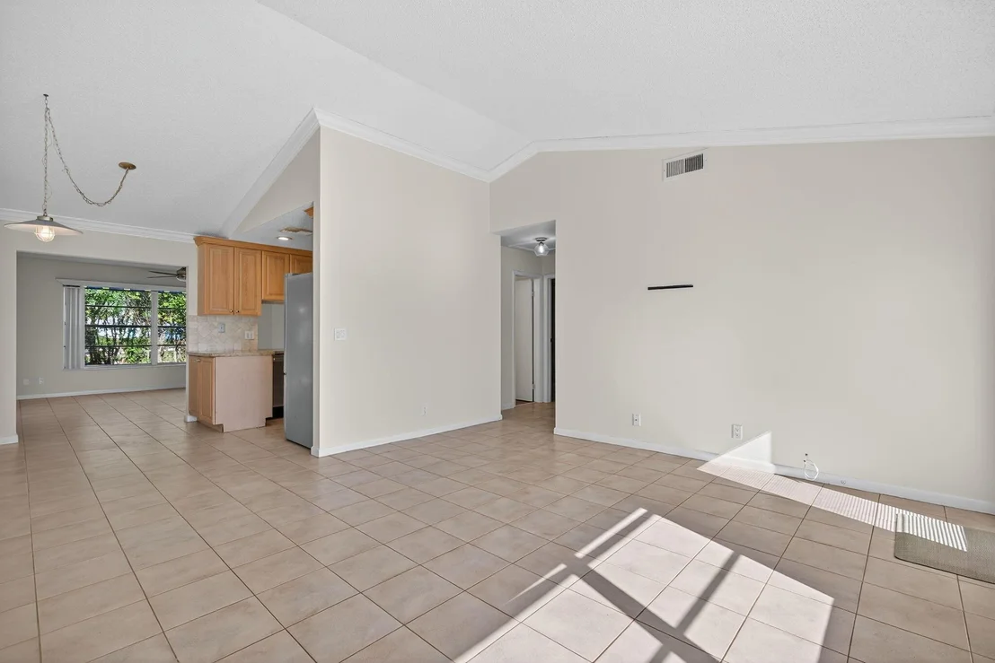 Photo of 130 Lakeside Circle
