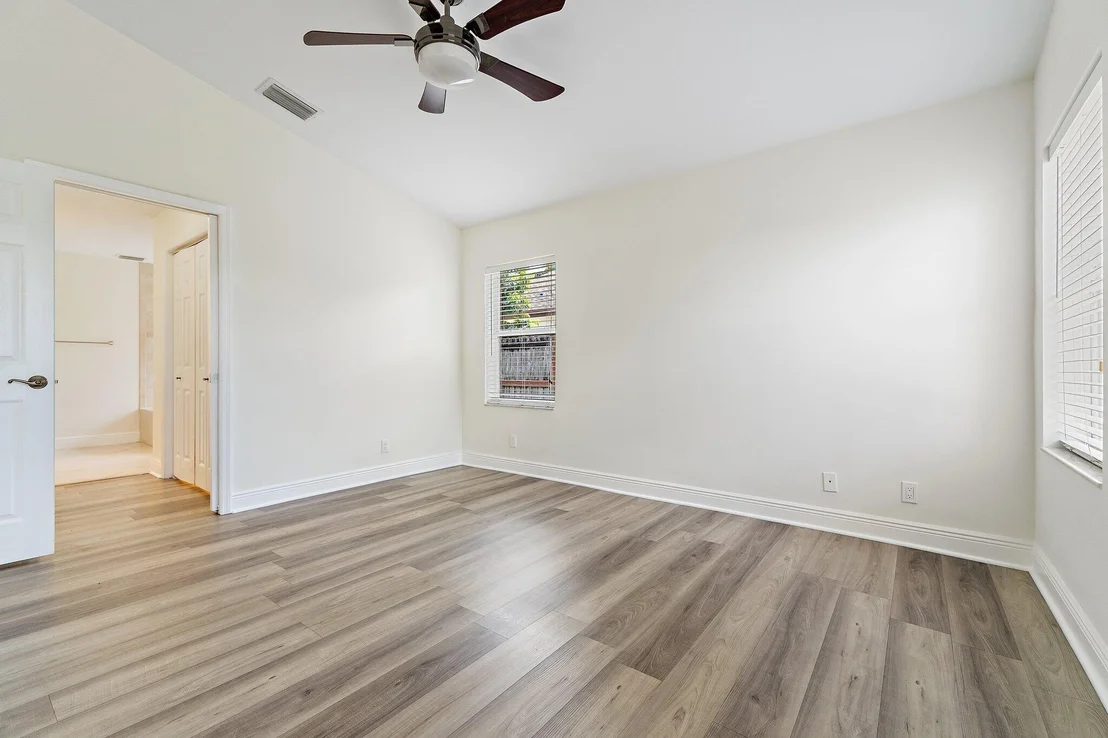 Photo of 6189 Adams Street