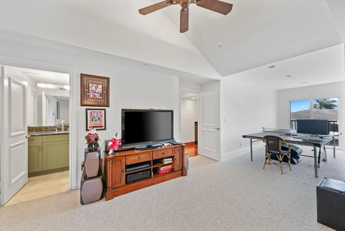 Photo of 932 Banyan Drive