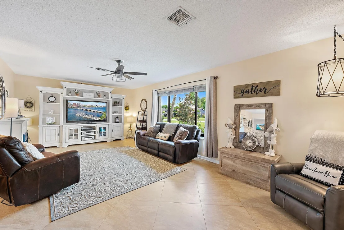 Photo of 1180 Larch Way