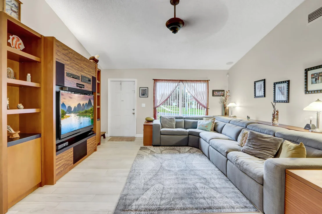 Photo of 801 NW 8th Way