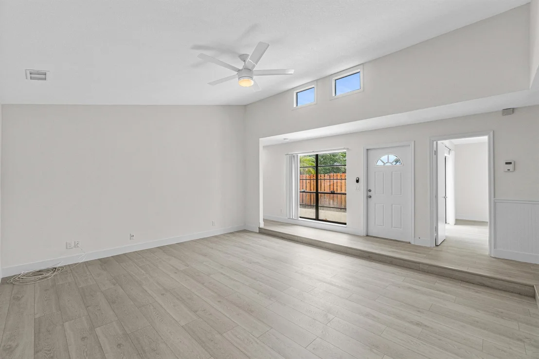 Photo of 1004 Manor Drive