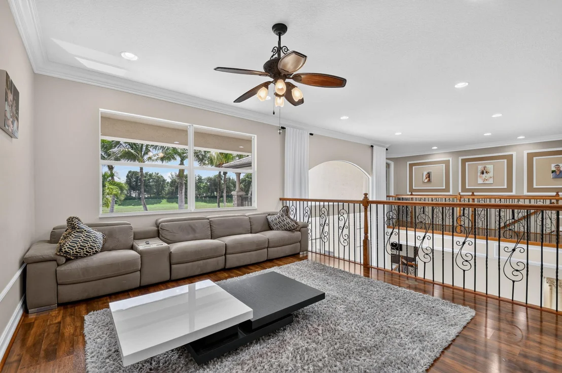 Photo of 718 Edgebrook Lane