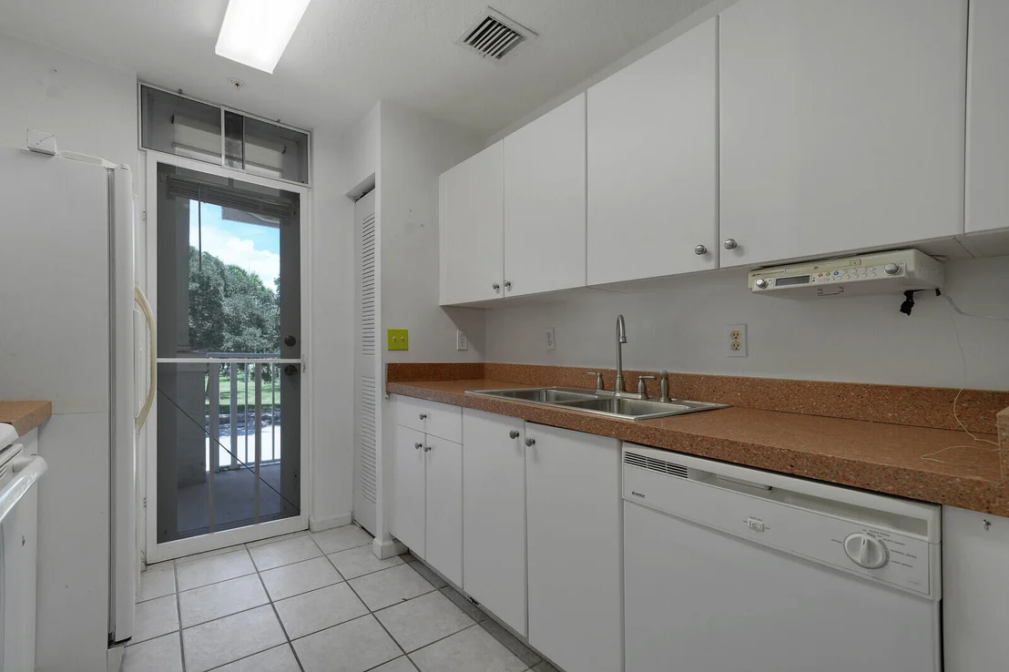 Photo of Unit 21 at 1054 University Boulevard