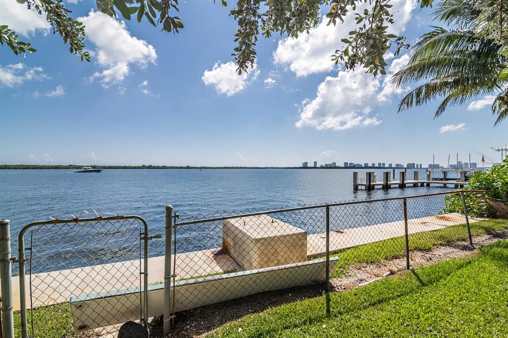 Photo of 866 Lakeside Drive