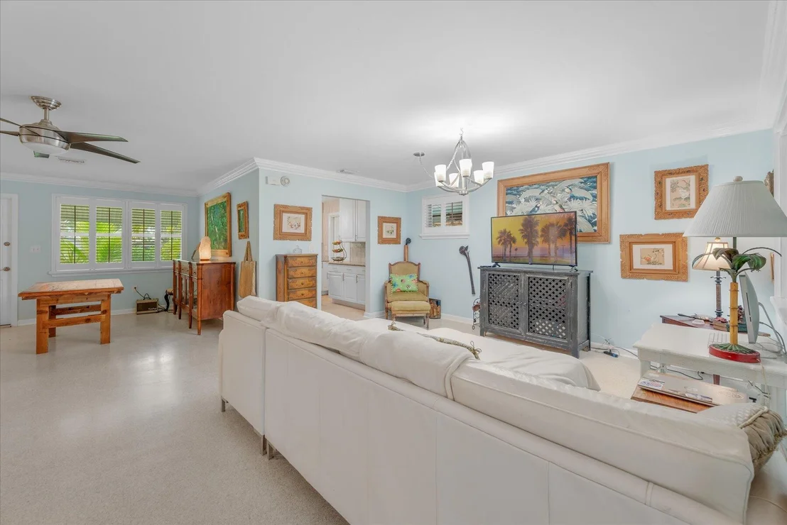 Photo of 117 E Riverside Drive