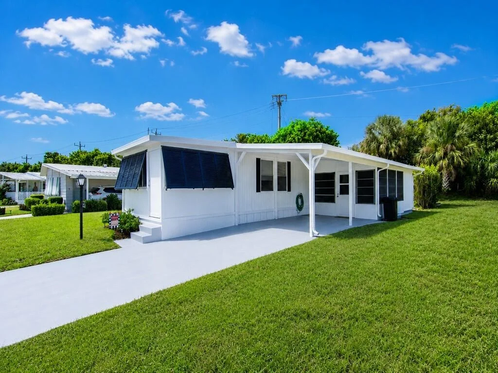 Photo of 385 NE Jade Circle