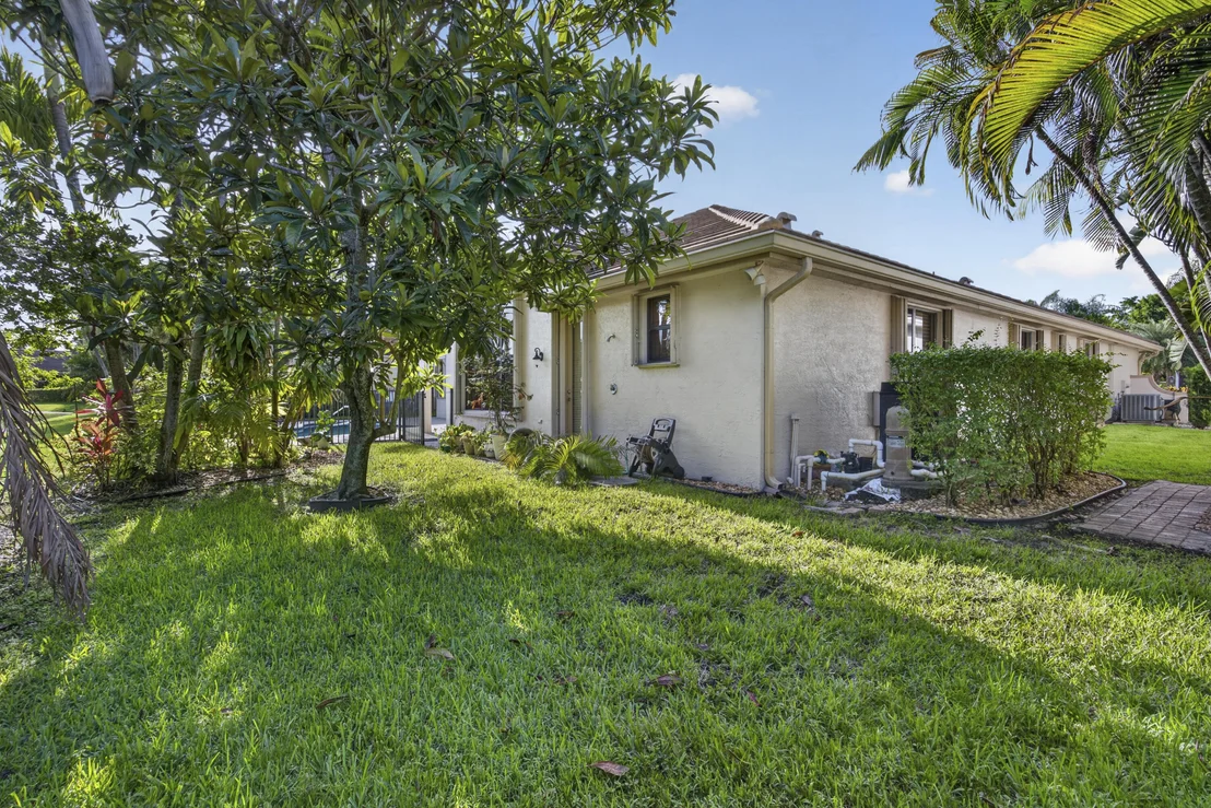 Photo of 10715 Versailles Boulevard