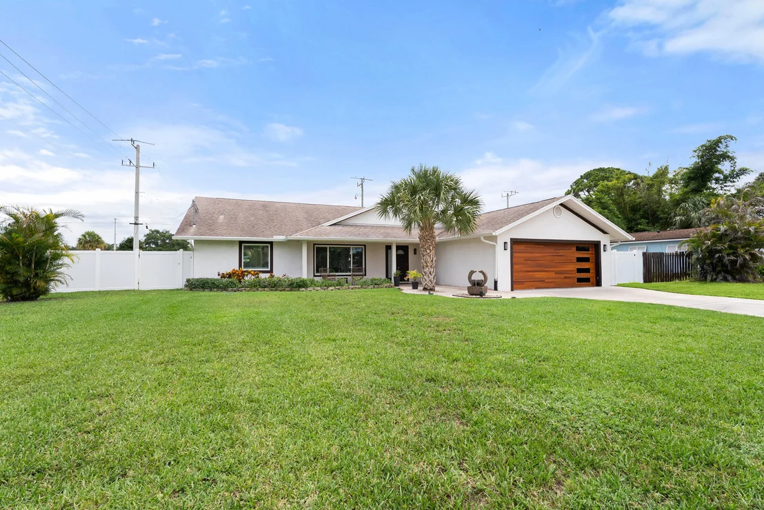 Photo of 701 SE Dolphin Drive