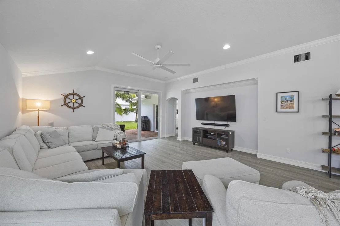 Photo of 17574 Cinquez Park Road E