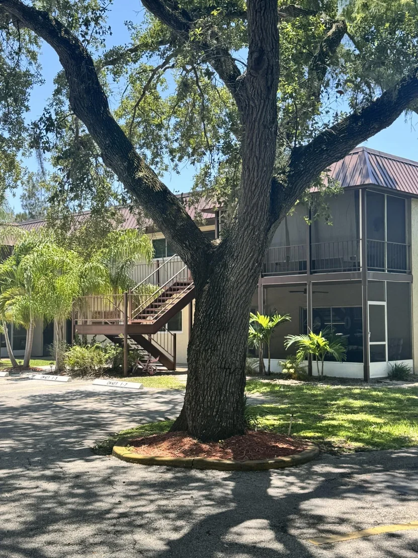 Photo of Unit J1 at 3124 Us Highway 441