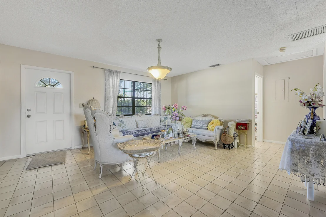 Photo of 2822 Summit Boulevard