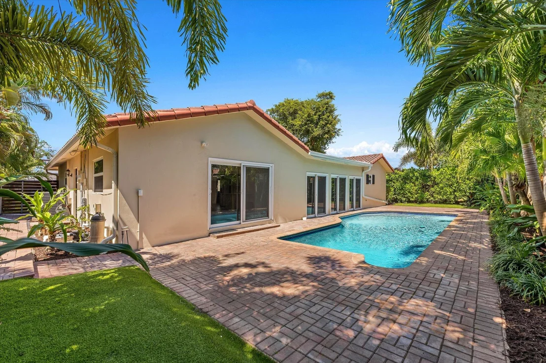 Photo of 884 NW 6th Drive