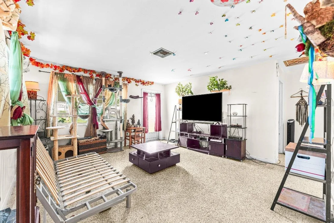 Photo of 1084 James Road