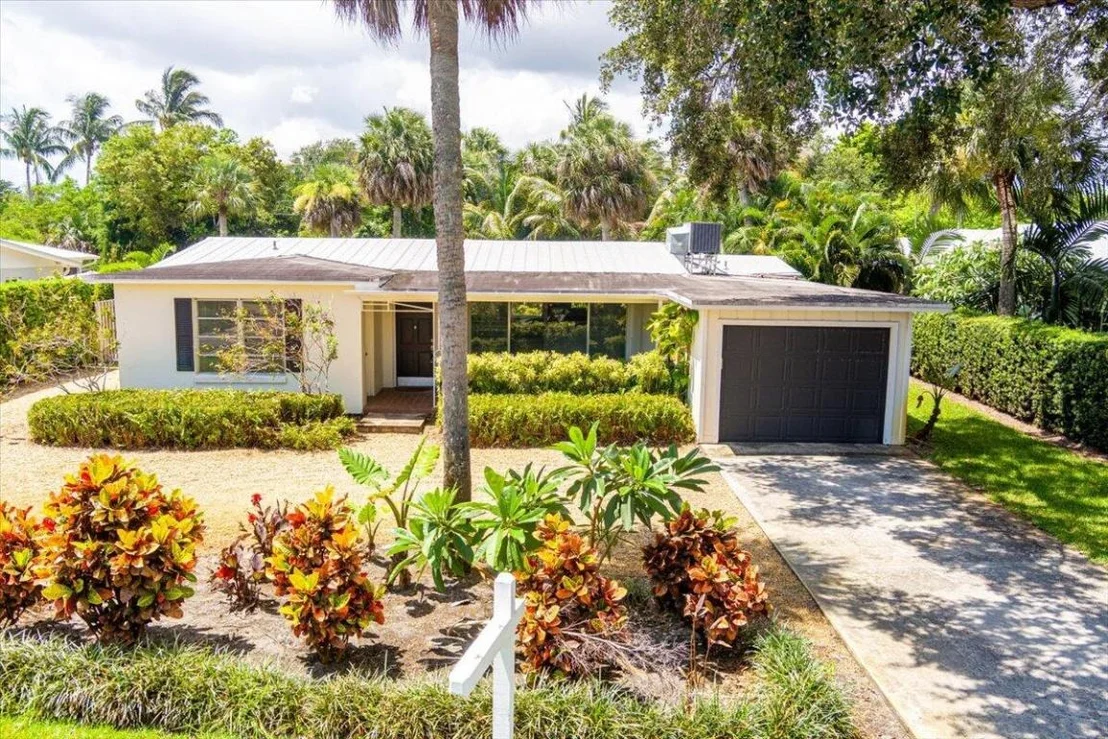 Photo of 804 SE Riverside Drive