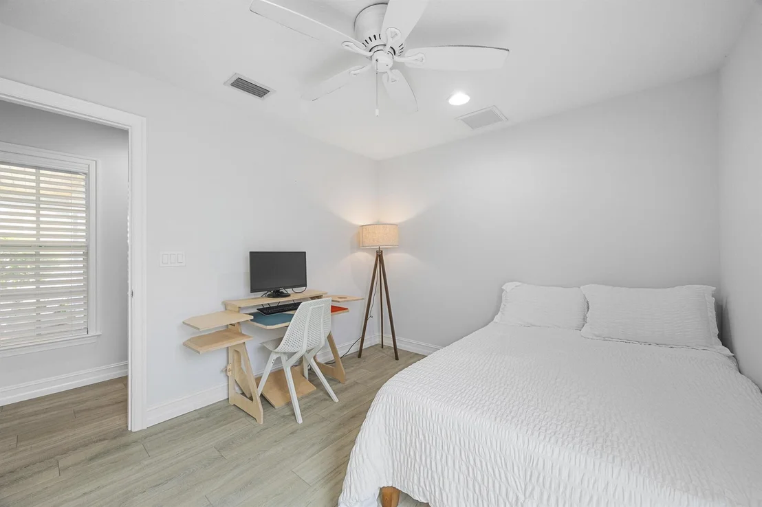 Photo of 17574 Cinquez Park Road E