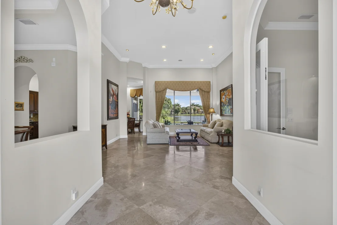 Photo of 10715 Versailles Boulevard