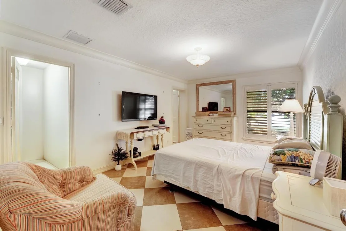 Photo of 4590 Live Oak Boulevard