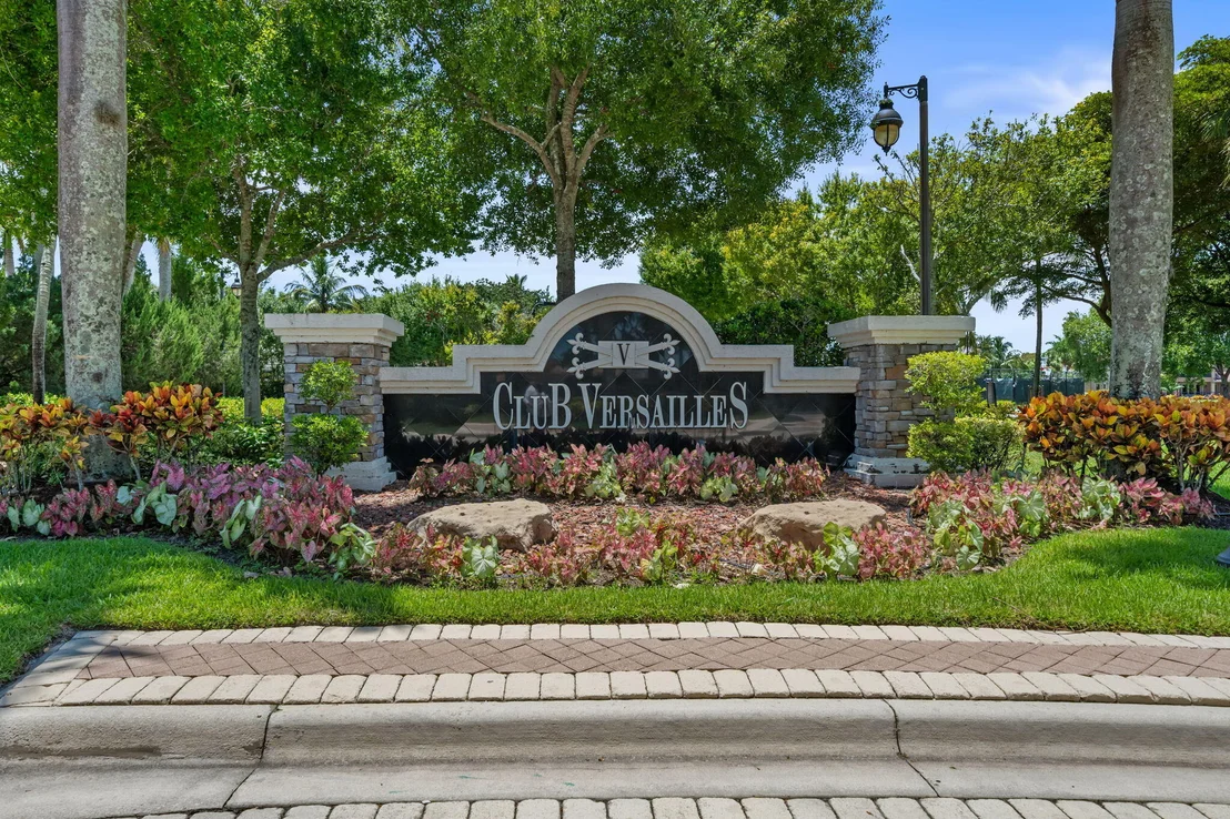 Photo of 10741 Versailles Boulevard