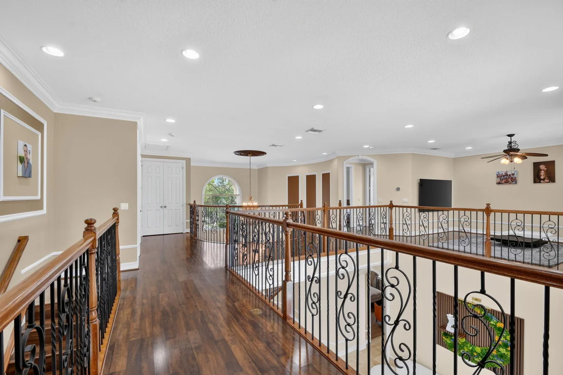 Photo of 718 Edgebrook Lane
