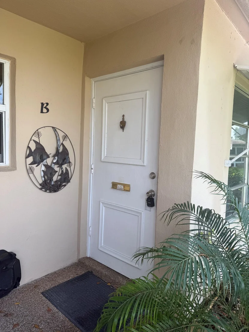 Photo of Unit B at 1052 North Drive