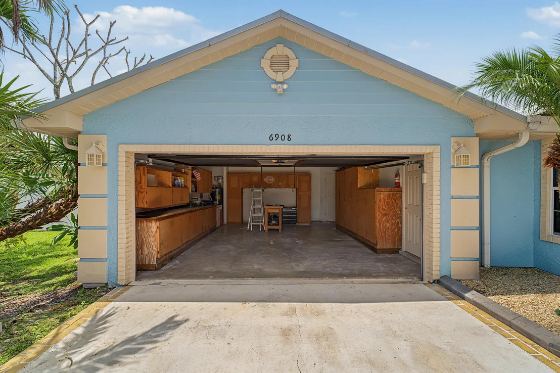 Photo of 6908 Bronte Circle