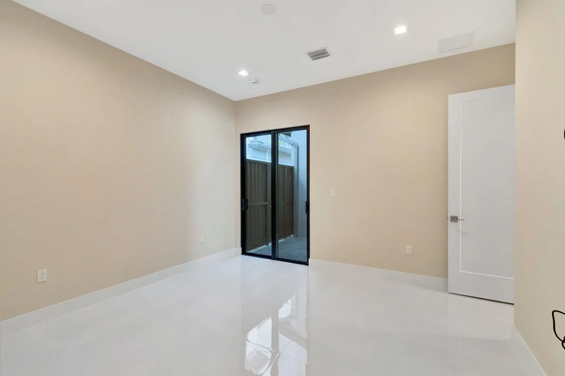Photo of 9452 Riverside Park Drive
