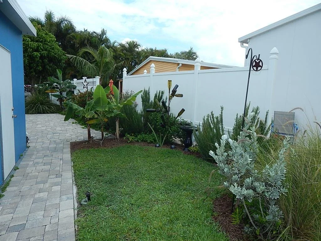 Photo of Unit 32 at 400 N A1a