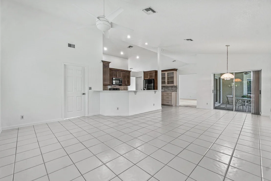Photo of 18330 Lake Bend
