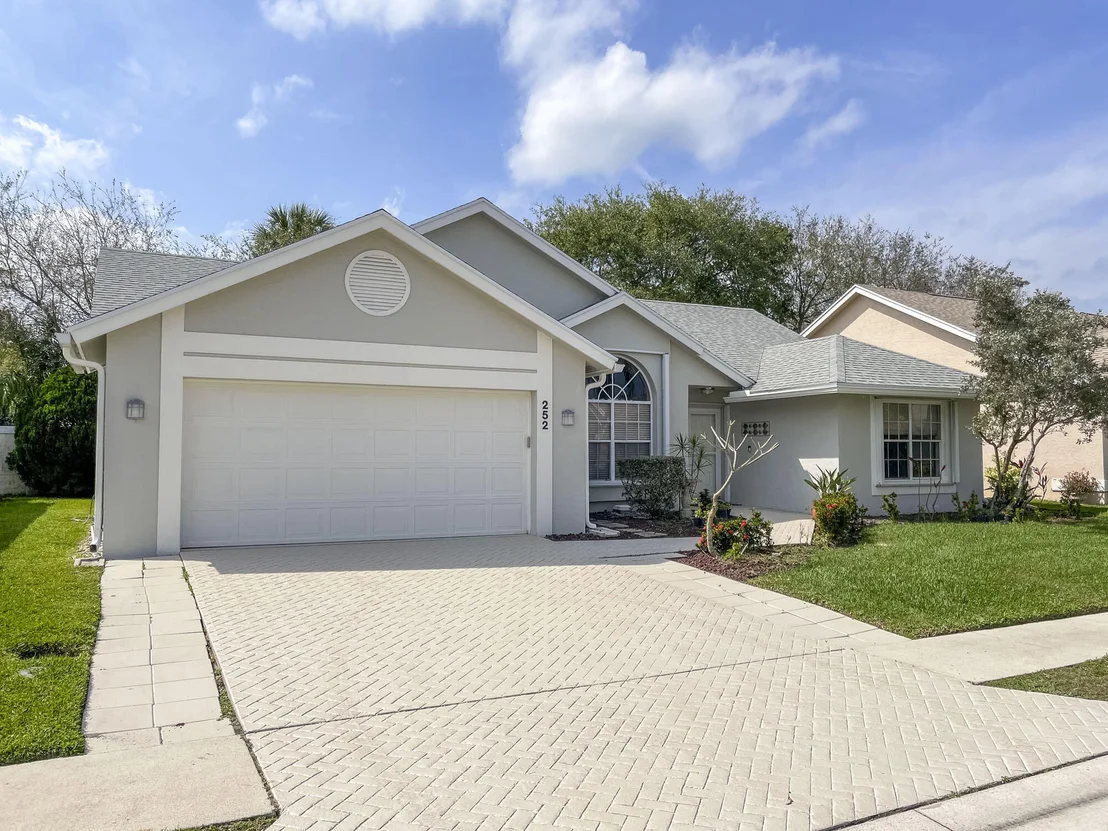 Photo of 252 Moccasin Trail W