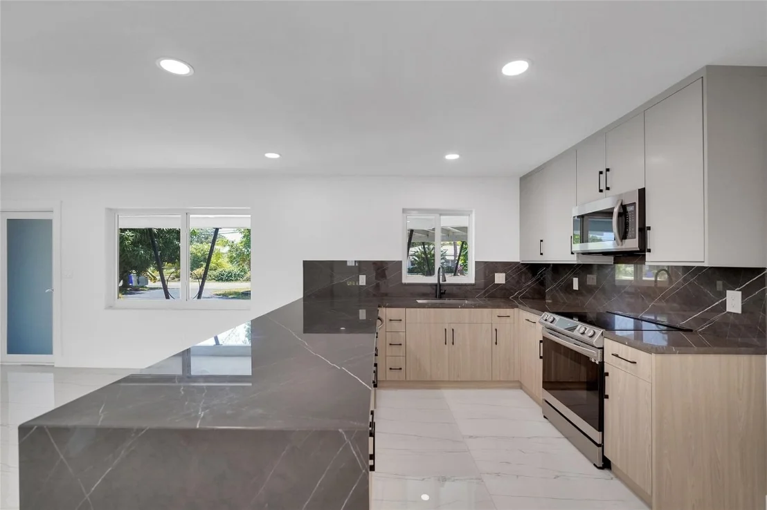 Photo of 121 SE 8th Street
