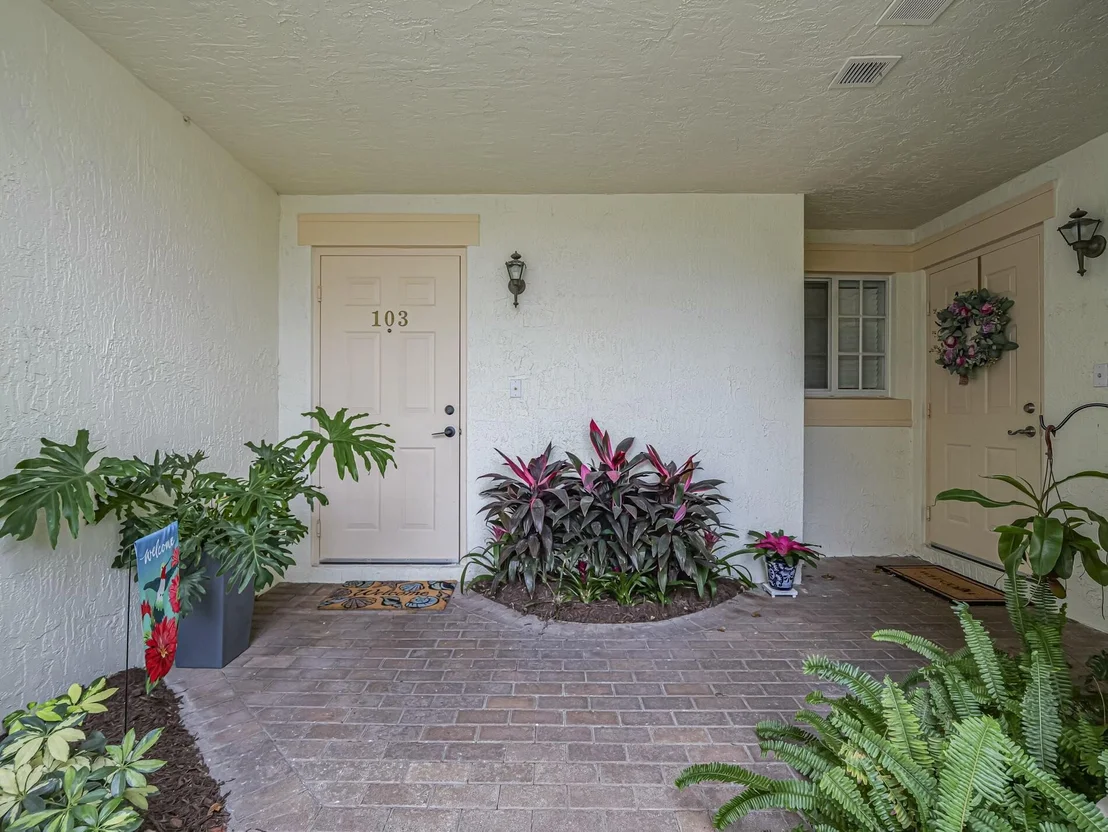 Photo of Unit 103 at 536 7TH Square