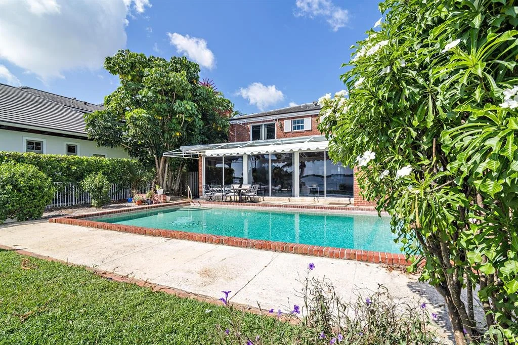 Photo of 866 Lakeside Drive