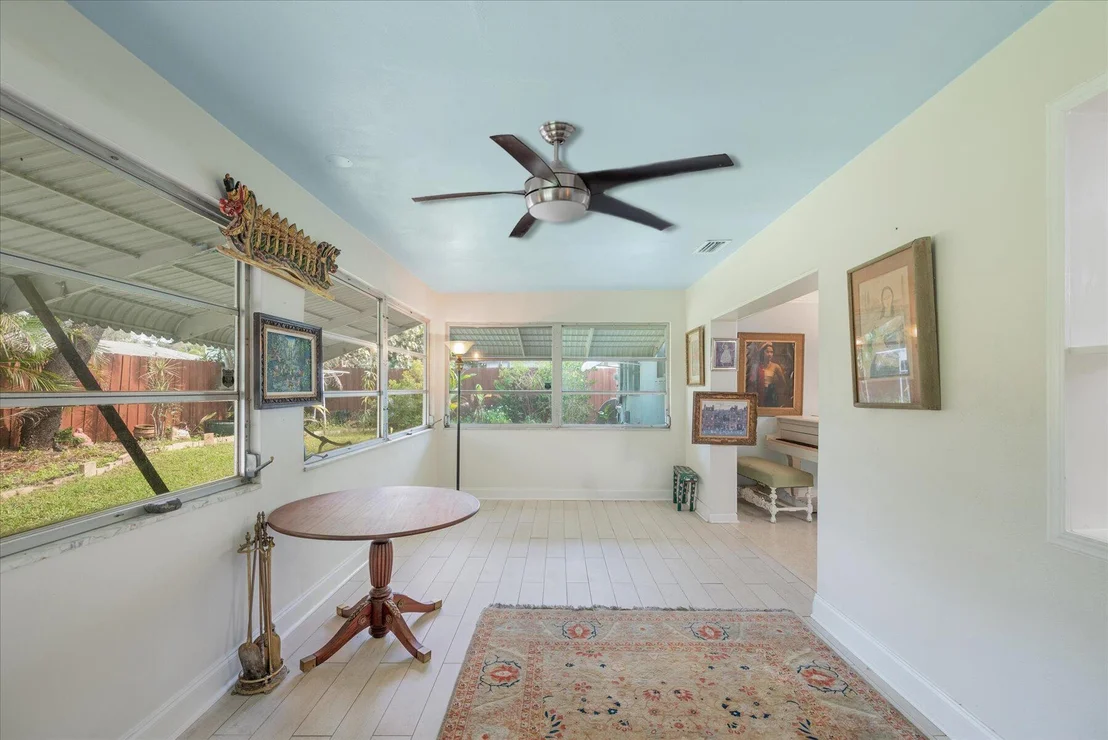 Photo of 117 E Riverside Drive