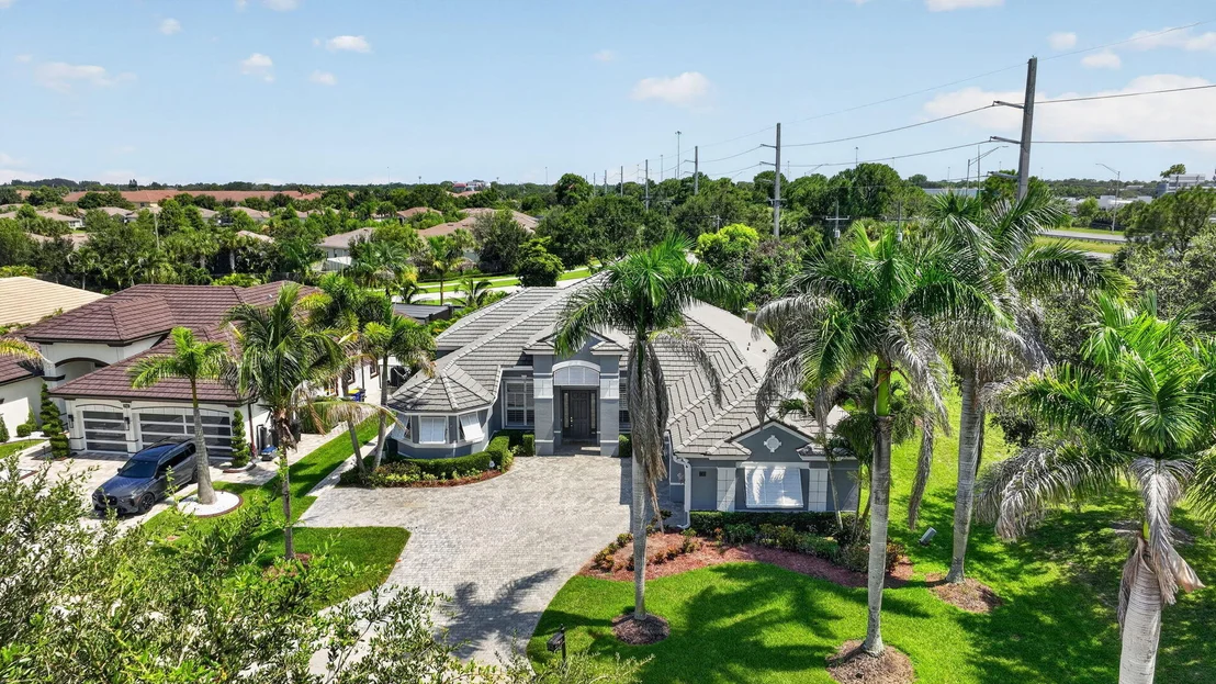 Photo of 755 SW RIVER BEND Circle