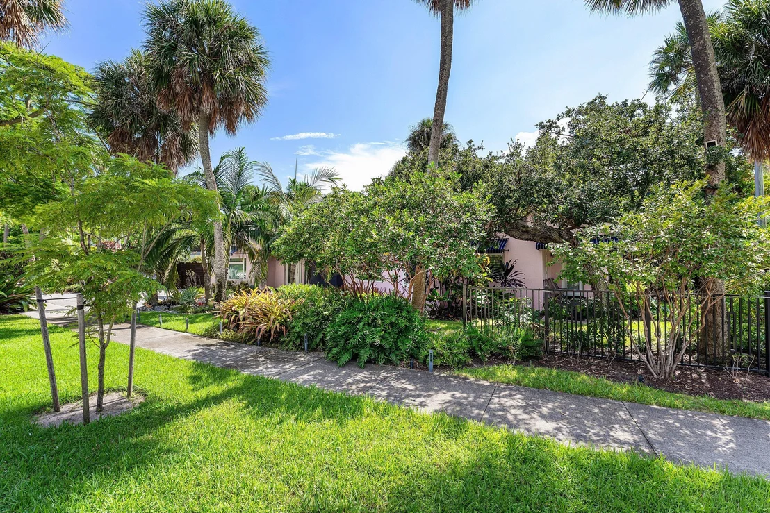 Photo of 742 PARK Drive W