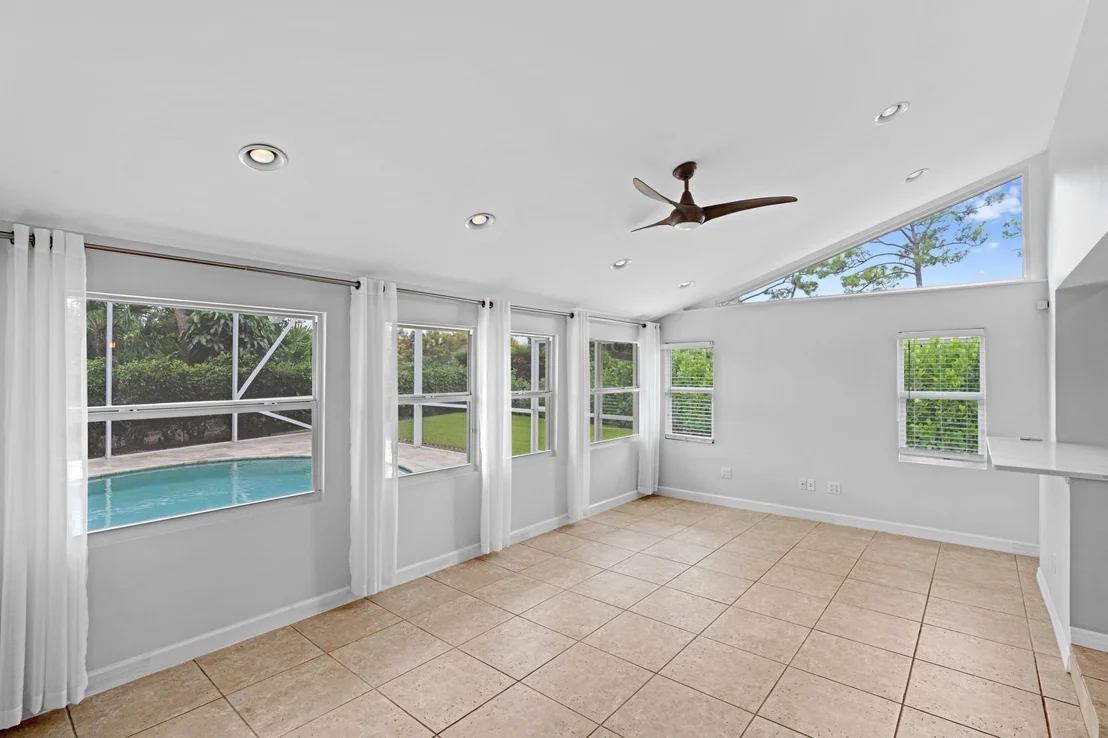 Photo of 925 Foxpointe Circle