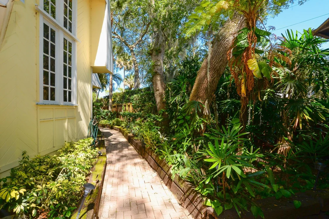 Photo of 576 SW Rustic Circle