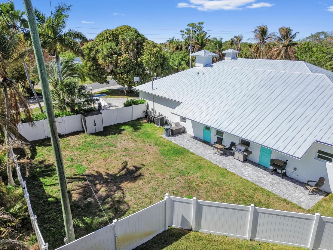 Photo of 443 SE Dolphin Drive