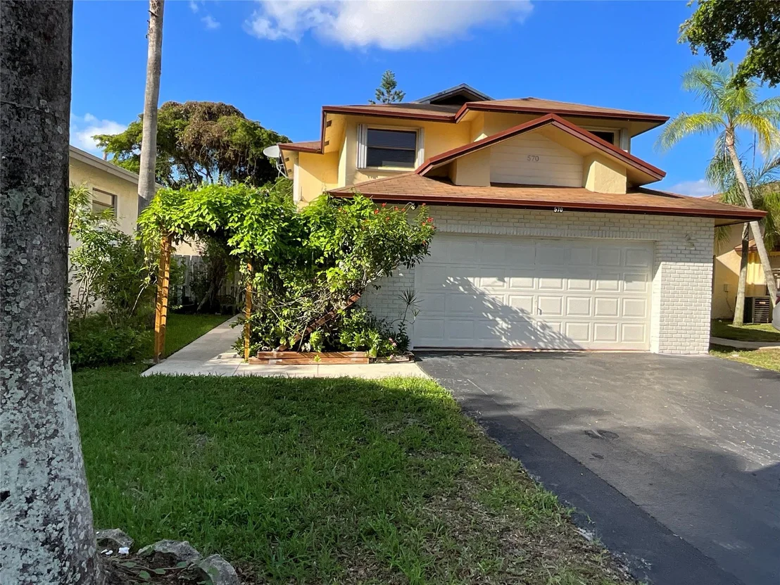 Photo of 570 Lakeside Circle