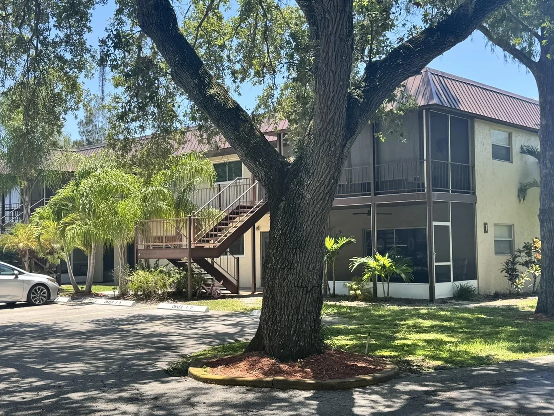 Photo of Unit J1 at 3124 Us Highway 441