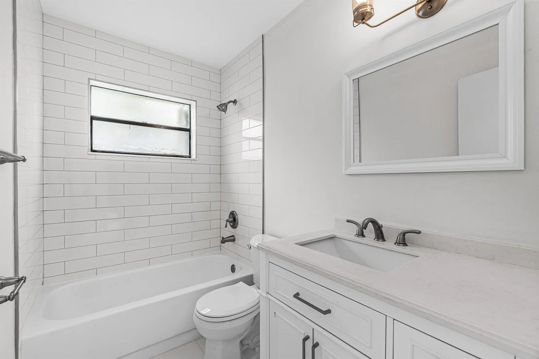Photo of 1004 Manor Drive