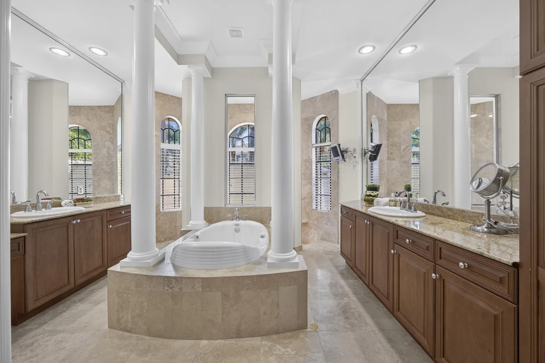 Photo of 10715 Versailles Boulevard
