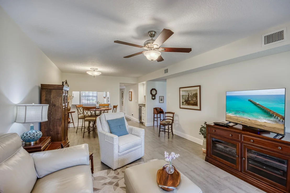 Photo of Unit E at 901 Pinecrest Circle